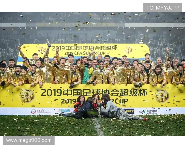 中国超级杯奖杯巡展名宿球员互动亮相